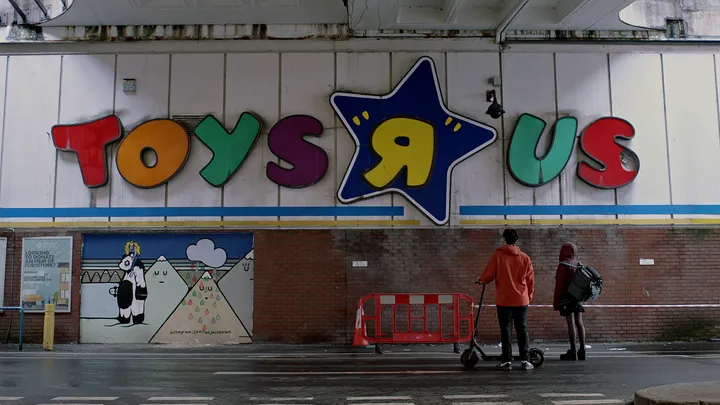 Still from Skive — toys r us