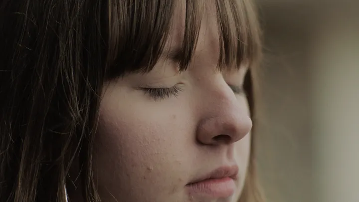 Still from Skive — eyes closed